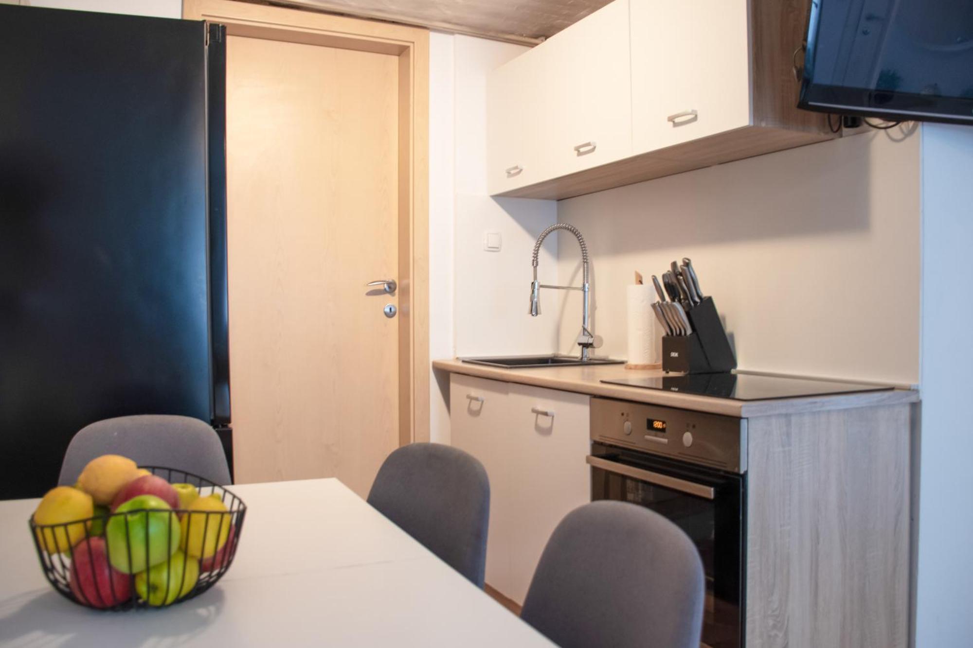 Comfy Condo w King Bed, Green Patio, Parking&22kW EV Chrger Zagabria Esterno foto